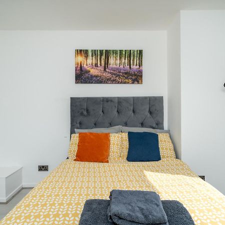 Private Room In London Enfield With Parking Exterior photo
