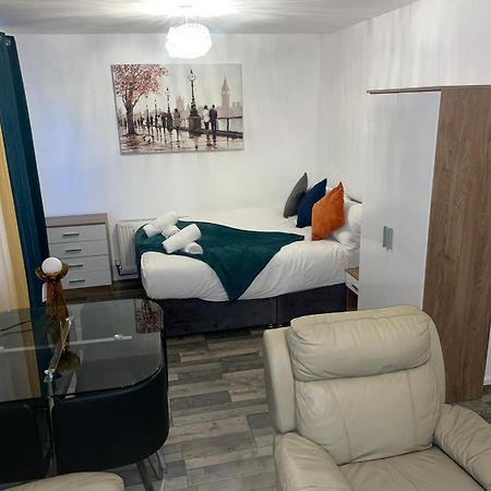 Private Room In London Enfield With Parking Exterior photo