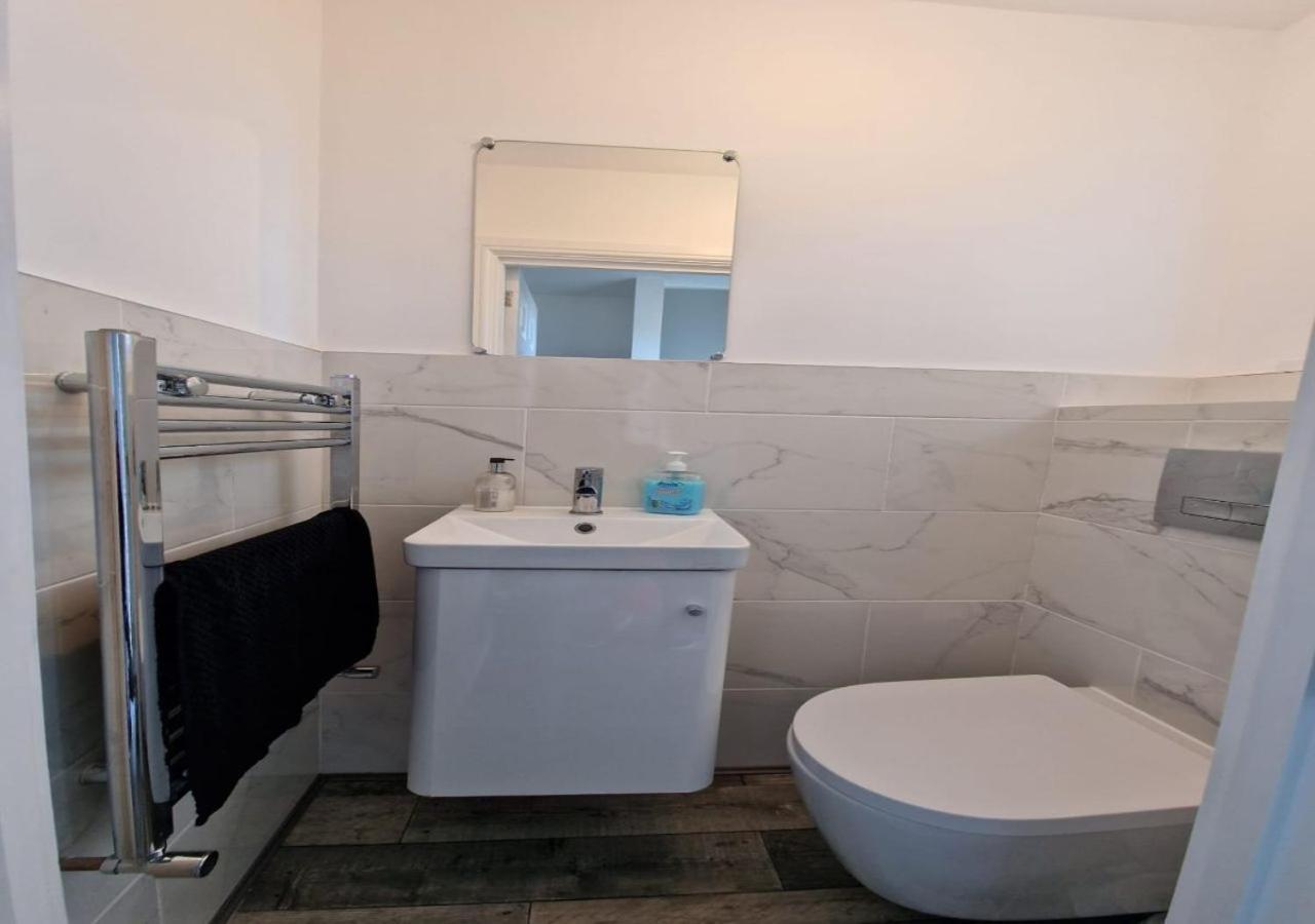 Private Room In London Enfield With Parking Exterior photo