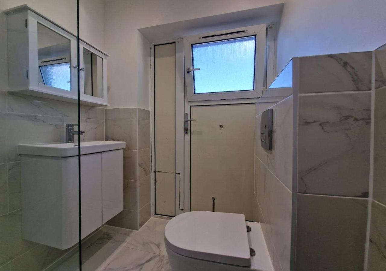 Private Room In London Enfield With Parking Exterior photo